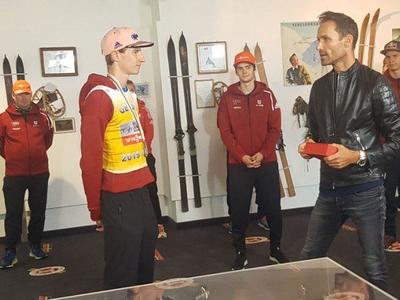 Karl Geiger für Rang 2 im Weltcup geehrt