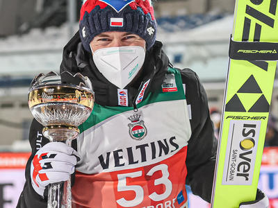 Heimsieg für Karl Geiger beim Tournee-Auftakt