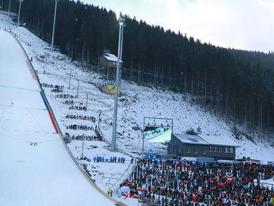 Keine Atempause für die Skispringer