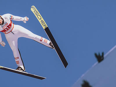 Premiere: Skispringerinnen starten von der Großschanze
