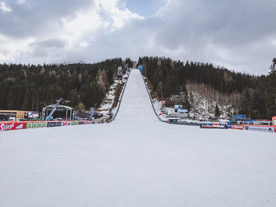 フライング世界選手権 初日は強風で予定変更