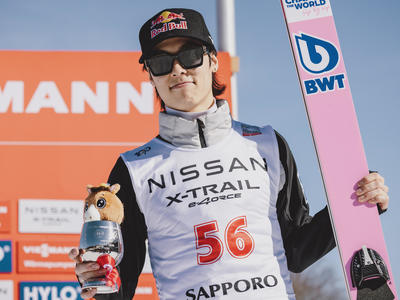 Nach 5 Jahren Pause: Domen Prevc feiert Sieg in Sapporo