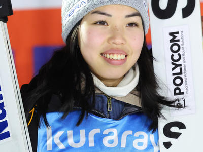 Nika Prevc gewinnt in Zao und übernimmt Gelb