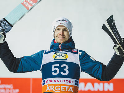 Domen Prevc fliegt in Oberstdorf zum Sieg