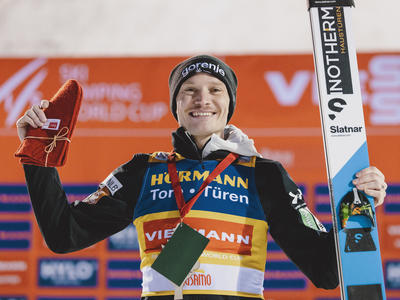 Anze Lanisek gewinnt Ruka nach einem Durchgang