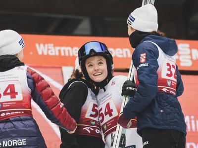 Nika Prevc feiert in Wisla