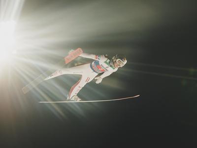 ジャンプ週間開幕戦 優勝候補のプレウツが勝利