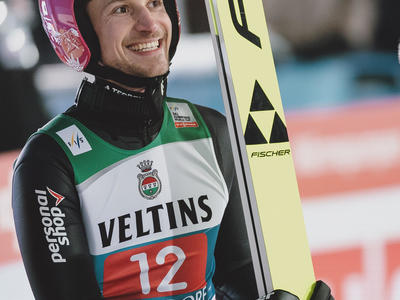 Фаворит Турне выигрывает первый этап в Оберстдорфе