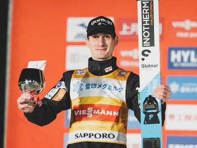 Domen Prevc gewinnt vor Nakamura und Nikaido